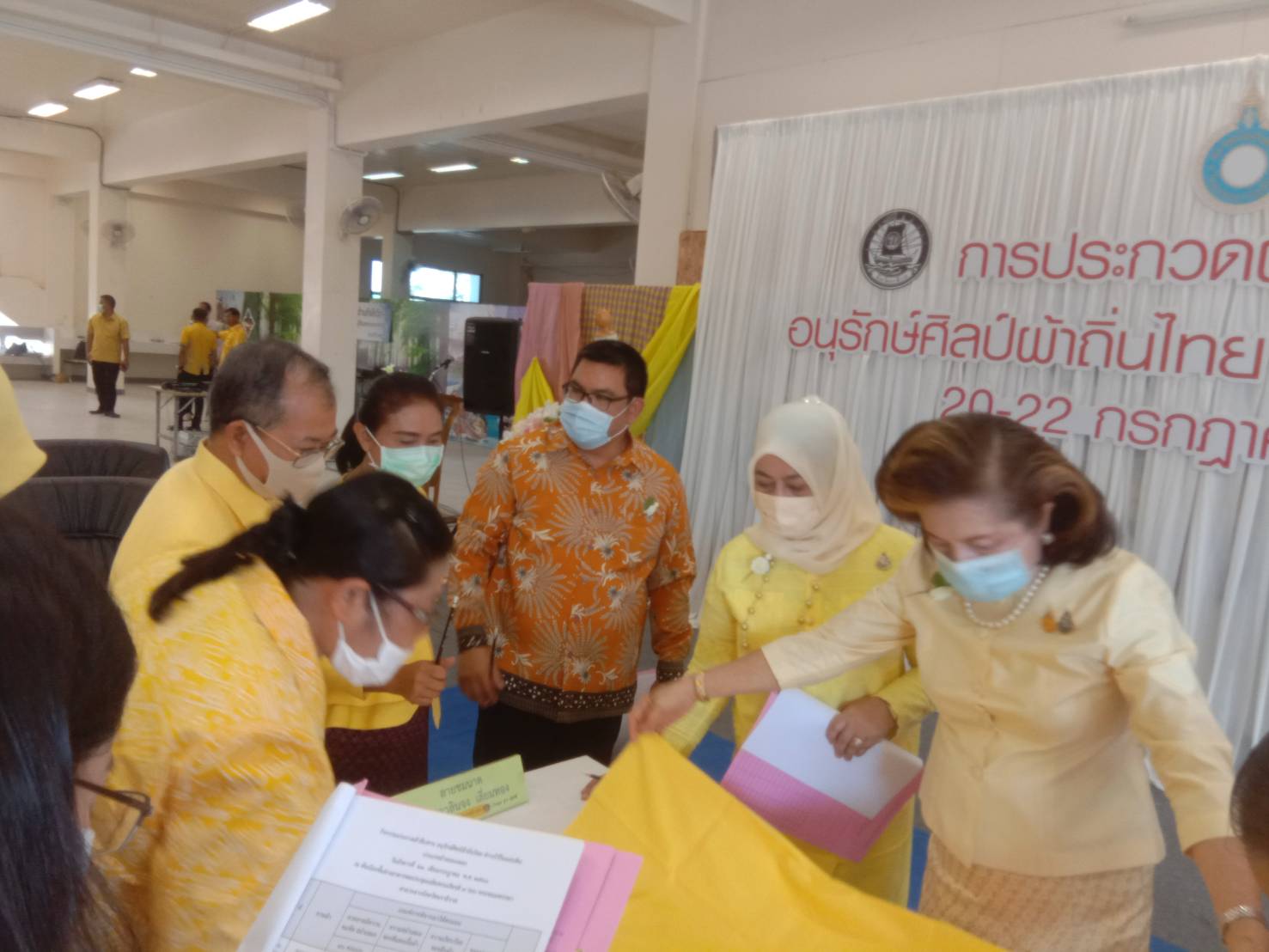 นราธิวาส จัดประกวดผ้าไทย ผ้าทอ